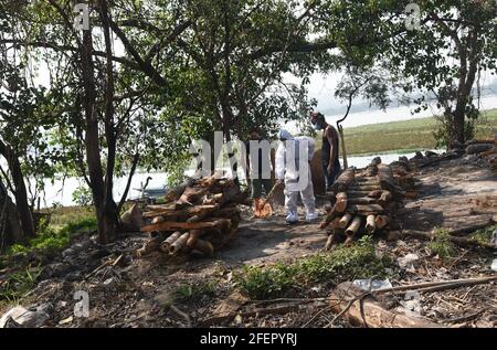 Guwahati, Assam, India. 24th Apr, 2021. A son perfrom the last rites of his mother who died due to COVID-19 disease in Guwahati Assam India on Saturday 24th April 2021. Credit: Dasarath Deka/ZUMA Wire/Alamy Live News Stock Photo