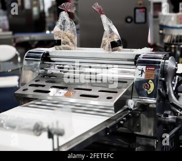 https://l450v.alamy.com/450v/2fetefc/dough-sheeter-machine-for-commercial-bakery-production-line-in-food-industry-2fetefc.jpg