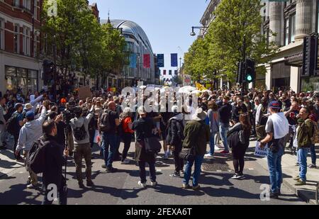 London, United Kingdom. 24th April 2021. Crowds in Oxford Street at the anti-lockdown protest. Thousands of people marched through Central London in protest against health passports, protective masks, Covid vaccines and lockdown restrictions. Credit: Vuk Valcic/Alamy Live News Stock Photo