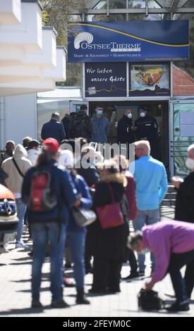Ahlbeck, Germany. 24th Apr, 2021. People wait in front of the Ostseetheme, where the vaccination centre of the district Vorpommern-Greifswald is located. On 24.04.2021, those willing to be vaccinated can receive their Corona vaccinations here without having to make an appointment in advance. The vaccine from Astrazeneca will be used for the special vaccination campaign. In several places in Mecklenburg-Western Pomerania, there were vaccination campaigns for all those over 18 years of age with Astrazeneca on Saturday. Credit: dpa picture alliance/Alamy Live News Stock Photo