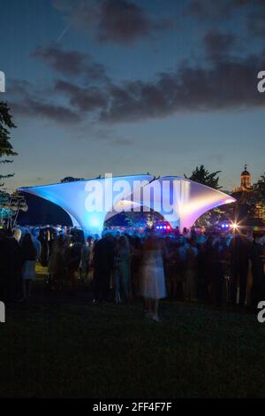 Crowds of people gathering outside Lilas, for the Serpentine summer party. Lilas Pavilion - Serpentine Gallery, London, United Kingdom. Architect: Zah Stock Photo