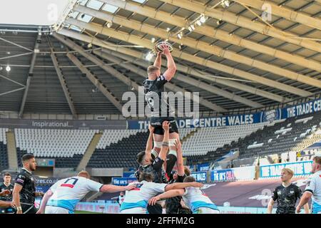 Swansea, UK. 24th Apr, 2021. Bradley Davies of Ospreys claims the lineout during the Guinness PRO14 Rainbow Cup match between Ospreys and Cardiff Blues at the Liberty Stadium in Swansea, Wales, UK on 24, April 2021. Sporting stadiums around the UK remain under strict restrictions due to the Coronavirus Pandemic as Government social distancing laws prohibit fans inside venues resulting in games being played behind closed doors. Credit: Duncan Thomas/Majestic Media/Alamy Live News. Stock Photo