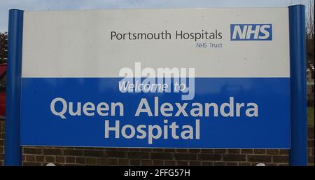 QUEEN ALEXANDRA HOSPITAL, COSHAM, PORTSMOUTH.  PIC MIKE WALKER, 2002 Stock Photo