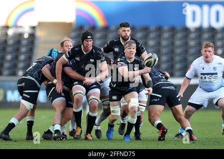 Swansea, UK. 24th Apr, 2021. Sam Cross of the Ospreys (c) passes the ball. Guinness Pro14 Rainbow Cup match, Ospreys v Cardiff Blues at the Liberty Stadium in Swansea, South Wales on Saturday 24th April 2021. pic by Andrew Orchard/Andrew Orchard sports photography/Alamy Live news Credit: Andrew Orchard sports photography/Alamy Live News Stock Photo