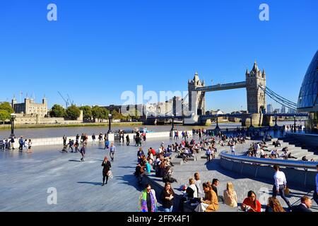 London, England, United Kingdom. Office workers from Southwark buildings mingle with tourists at lunchtime with access to spectacular views. Stock Photo