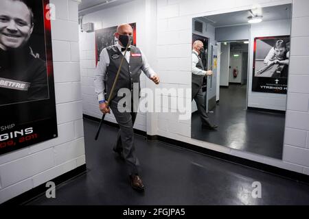 Stuart Bingham of England wears a face mask as prepares to enter the table prior to the Betfred World Snooker Championship Round Two match between Jamie Jones of Wales and Stuart Bingham of England during day nine of the Betfred World Snooker Championships 2021 at The Crucible, Sheffield. Picture date: Sunday April 25, 2021. Stock Photo