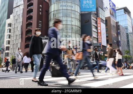 Tokyo, Japan. 25th Apr, 2021. People cross a road at Tokyo's Ginza fashion district on Sunday, April 25, 2021. Tokyo, Osaka, Kyoto and Hyogo prefectures entered a new state of emergency for COVID-19 on April 25 through May 11. Credit: Yoshio Tsunoda/AFLO/Alamy Live News Stock Photo