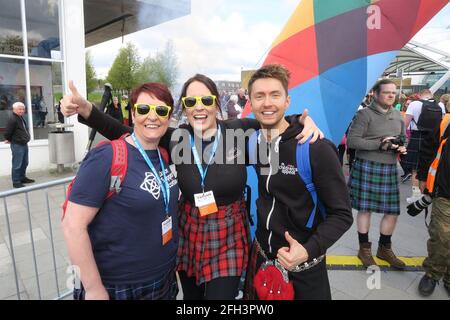 Glasgow Kilt walk 2019. Hundreds of poeple walk either 5 miles, 15.5 miles or 24 miles. Starting at various point in Glasgow the finish line is at Balloch Country Park on Loch Lomond. The event is organised by Sir Tom Hunter. Walkers Karen McIntyre & Gillian Mulholland  with STV weather Sean Batty Stock Photo