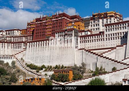 The Potala Palace, a dzong fortress in the city of Lhasa, in Tibet. It was the winter palace of the Dalai Lamas from 1649 to 1959.  Now a museum and U Stock Photo