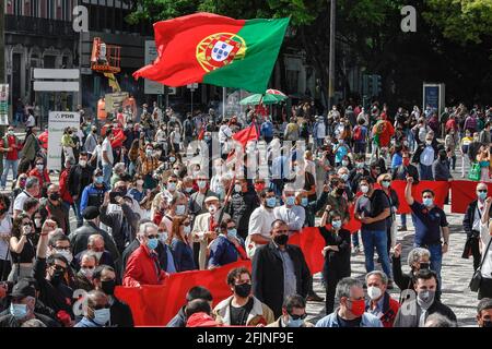 Lisbon, Portugal. 25th Apr, 2021. Crowd of participants parading during the celebration. The Portuguese government has authorized the celebration of the Carnation Revolution, after 1 year without holding the traditional parade in commemoration of the overthrow of dictator Antonio de Oliveria Salazar in 1974. (Photo by Jorge Castellanos/SOPA Images/Sipa USA) Credit: Sipa USA/Alamy Live News Stock Photo