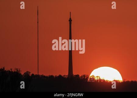 Huddersfield, UK. 25th Apr, 2021. The sun sets over Emley Moor transmitting station near Huddersfield, West Yorkshire, UK in Huddersfield, United Kingdom on 4/25/2021. (Photo by Mark Cosgrove/News Images/Sipa USA) Credit: Sipa USA/Alamy Live News Stock Photo