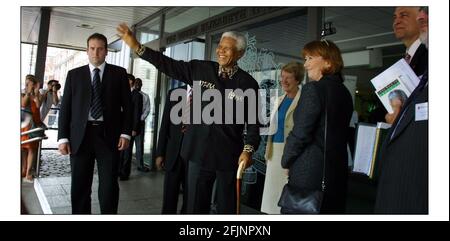 NELSON MANDELA ARRIVES AT THE QUEEN ELIZABETH II CONFERENCE CENTRE, WESTMINSTER TO ADDRESS A RED CROSS CONFERENCE . PICTURE DAVID SANDISON 10/07/03 Stock Photo