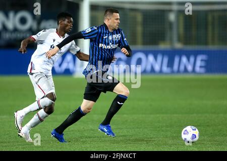 BERGAMO, ITALY - APRIL 25: Ibrahima MBaye of Bologna FC and Rafael Toloi of Atalanta BC during the Serie A match between Atalanta Bergamo and Bologna at Gewiss Stadium on April 25, 2021 in Bergamo, Italy (Photo by Ciro Santangelo/Orange Pictures) Stock Photo