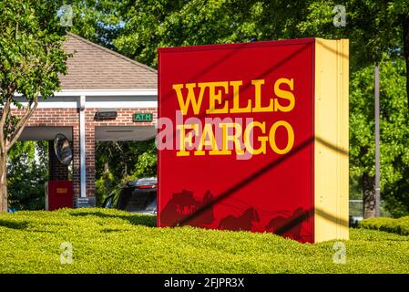 Wells Fargo bank branch with customer in the ATM drive-thru lane in Snellville (Metro Atlanta), Georgia. (USA) Stock Photo