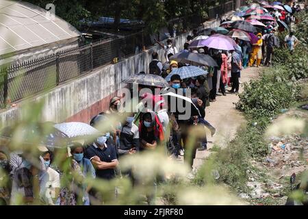 Kathmandu, NE, Nepal. 26th Apr, 2021. People waiting in line to get the Covid''“19 vaccines as the number of coronavirus infection cases is increasing in Kathmandu, Nepal, April 26, 2021. Credit: Aryan Dhimal/ZUMA Wire/Alamy Live News Stock Photo