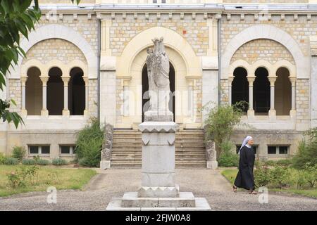 France, Tarn, Dourgne, Sainte Scholastique Benedictine abbey (located on the Way of St. James), Sister Clotilde in the courtyard of neoclassical Romanesque style (early 20th century) Stock Photo