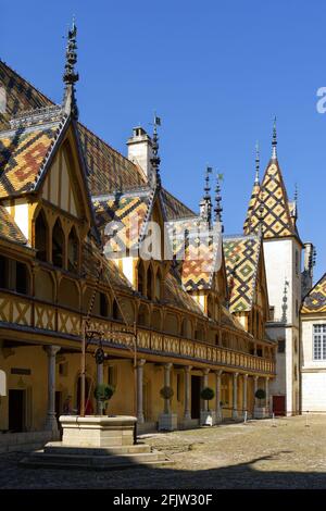 France, Cote d'Or, Cultural landscape of Burgundy climates listed as World Heritage by UNESCO, Beaune, Hospices de Beaune, Hotel Dieu, roof in varnished tiles multicolored in courtyard Stock Photo