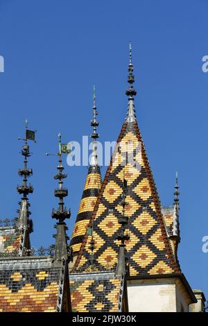 France, Cote d'Or, Cultural landscape of Burgundy climates listed as World Heritage by UNESCO, Beaune, Hospices de Beaune, Hotel Dieu, roof in varnished tiles multicolored in courtyard Stock Photo