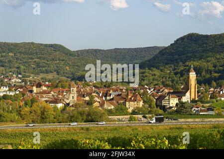 France, Jura, Arbois, the vineyard with on the right Saint Just church tower, left, Bontemps castel and the beltower of the former collegiate Notre Dame Stock Photo