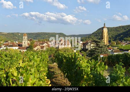 France, Jura, Arbois, the vineyard with on the right Saint Just church tower, Bontemps castel and the beltower of the former collegiate Notre Dame on the left Stock Photo