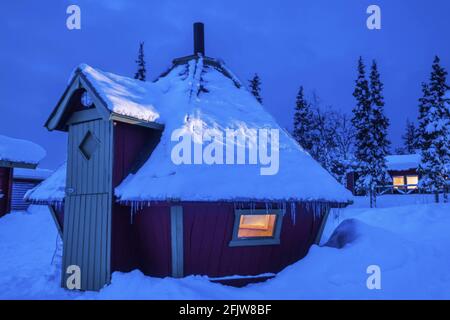 Sweden, Lapland, Kiruna, Alta winter Camp, goahti or Saami traditional hut  around a fire Stock Photo - Alamy
