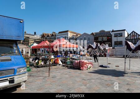 Salisbury, Wiltshire, England, UK. 2021. Activity around closing time of the Saturday market on Market Square in the city centre, Stock Photo