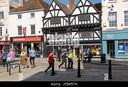 Salisbury, Wiltshire, England, UK. 2021.  Vistors and shoppers on Queen Street mingle with police officers on patrol. Stock Photo