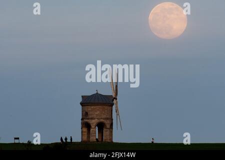 The moon rises behind Chesterton Windmill in Warwickshire, before the April super full moon on the 27th, which is traditionally known as the Pink Moon. Picture date: Monday April 26, 2021. Stock Photo