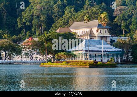 Bogambara lake and the Temple of Sacred Tooth Relic in Kandy, Sri Lanka Stock Photo