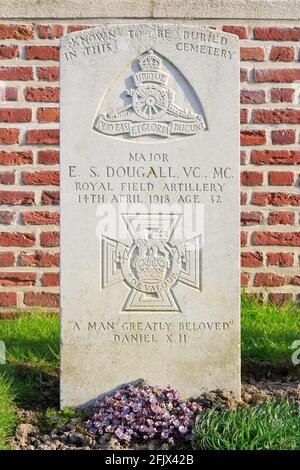 Grave of the English Victoria Cross recipient major Eric Stuart Dougall (1886-1918) at Westoutre British Cemetery in Heuvelland, Belgium Stock Photo