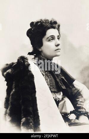 1890 ca., ITALY  :The celebrated italian dramatic actress   ELEONORA DUSE ( 1858 - 1924 ) ,  lover of poet Gabriele D'ANNUNZIO - THEATER - TEATRO - DRAMA - attrice - portrait - ritratto - D' ANNUNZIO - chignon - pelliccia - visone - mink coat - fur - pizzo - lace - colletto - collar  ----  Archivio GBB Stock Photo