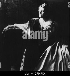 1905 ca. , ITALY : The most celebrated italian actress  ELEONORA DUSE ( 1858 - 1924 ) in HEDDA GABLER by H. IBSEN  - THEATRE - TEATRO -- divina  - attrice teatrale ----  Archivio GBB Stock Photo