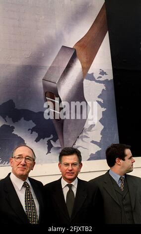 Stephen Byers flanked buy Sir Brian Nicholson of the cookson group and MatthewTaylor MP at a photocall for Britian in Europe with a poster saying 'cut off from europe.3 million jobs face the axe'. Stock Photo