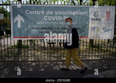 Covid-19 Vaccination Centre (Pfizer-BioNTech), Salle Olympe de Gouges, Square de la Roquette, 15 Rue Merlin, 75011, Paris, France - April, 2021 - 'centre de vaccination' sign showing entrance with woman walking past Stock Photo