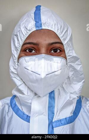 Cairo, Egypt. 26th Apr, 2021. Intensive Care Unit (ICU) nurse Amany Mahmoud, 35, poses for a picture wearing full protective gear, inside Heliopolis hospital, which is currently serving as an isolation hospital for Coronavirus (COVID-19) patients. Credit: Fadel Dawood/dpa/Alamy Live News Stock Photo