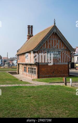 Aldeburgh Suffolk, view of the 16th century Moot Hall, now the town museum, sited along the seafront in Aldeburgh, Suffolk, England, UK Stock Photo