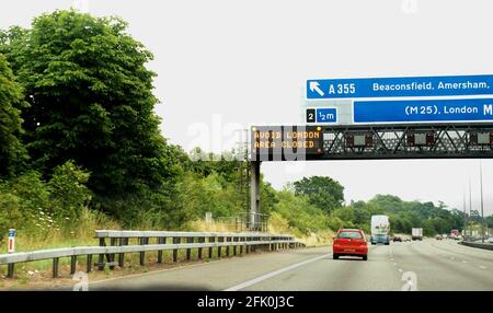 SIGNS ON THE M4 WARNING  OF THE TERRORIST ATTACKS IN LONDON.7 July 2005 TOM PILSTON Stock Photo