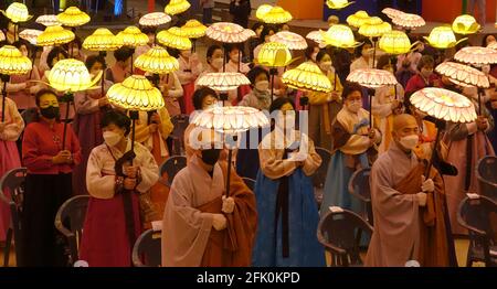 Seoul, South Korea. 27th Apr, 2021. Ahead of Buddha's Birthday Buddhist monks and followers walk carrying lotus lanterns at Jogye Temple in downtown Seoul on April 27, 2021, three weeks ahead of Buddha's Birthday, which falls on May 19 this year. Credit: Yonhap/Newcom/Alamy Live News