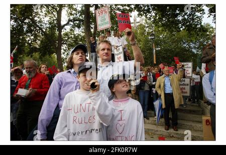 The Worsley family Graham, Georgie and kids Hector and Tabitha who are from the Old Surrey Berstow and Kent hunt, Near Blindley Heath take part in the pro hunting demo in Parliament squarePHOTOGRAPH BY DAVID SANDISON 15/9/2004 Stock Photo