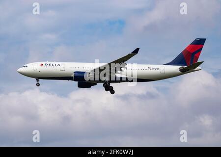 Delta Airlines Airbus A330-200 N860NW passenger plane arrival and landing at Amsterdam Schipol Airport Stock Photo