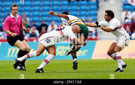 COMMONWEALTH GAMES MANCHESTER 2/8/2002 RUGBY 7'S ENGLAND V COOK ISLANDS PHIL GREENING TRYS TO STOP KOIATU KOIATU PICTURE DAVID ASHDOWN.COMMONWEALTH GAMES MANCHESTER Stock Photo