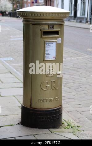 Sarah Storeys gold painted postbox in Macclesfield Stock Photo