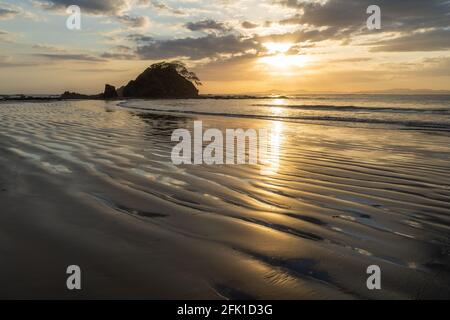 PANAMA, PANAMA - Apr 25, 2021: Atardecer en playa, marea baja, sol detras de nubes, arena y textura de verano Stock Photo