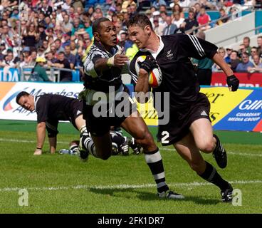 COMMONWEALTH GAMES MANCHESTER 4/8/2002 RUGBY 7 FINAL NZ V FUJI  ERIC RUSH SCORES A TRY PAST EPELI RUIVADRA PICTURE DAVID ASHDOWN. Stock Photo