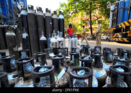 Kolkata, India. 27th Apr, 2021. Workers loading & unloading oxygen cylinders at a government hospital.Hospitals in India are running out of oxygen supply for the Covid-19 patients during the second wave of Covid-19 pandemic. Credit: SOPA Images Limited/Alamy Live News Stock Photo