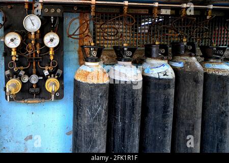 Kolkata, India. 27th Apr, 2021. Oxygen Cylinders getting refilled at a government hospital.Hospitals in India are running out of oxygen supply for the Covid-19 patients during the second wave of Covid-19 pandemic. (Photo by Avishek Das/SOPA Images/Sipa USA) Credit: Sipa USA/Alamy Live News Stock Photo