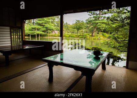 Kenrokuen Garden, Kenroku-en Gardens, Tea house Machiya on a lake. Kanazawa Castle, Japan. Beautiful Japanese peaceful zen park with water. Stock Photo