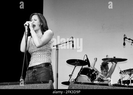 Brett Anderson and Torry Castellano - The Donnas, V2002, Hylands Park, Chelmsford, Essex, Britain - 18 August 2002 Stock Photo