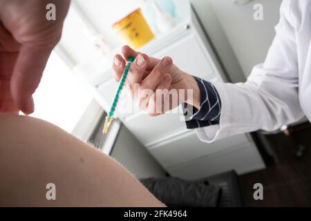 Impfung gegen Covid 19 / Corona mit dem Impfstoff von Biontech / Pfizer bei der Hausarztpraxis Dr. Ruf in Düsseldorf Stock Photo