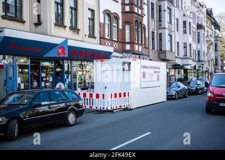 Container für Covid19-Schnelltest an der Luegallee in Düsseldorf vor einer Apotheke. Stock Photo